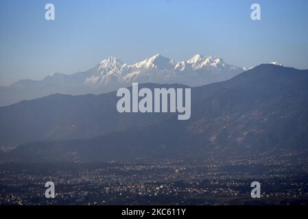 Eine Stadtansicht zusammen mit dem Berg Ganesh Himal von der Sipadol-Höhe aus gesehen, Bhaktapur, Nepal am Mittwoch, 16. Dezember 2020. (Foto von Narayan Maharjan/NurPhoto) Stockfoto