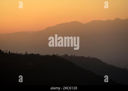 Dämmerung Landschaft der Hügel zusammen mit Pilot Baba Ashram von Sipadol Höhe, Bhaktapur, Nepal am Mittwoch, 16. Dezember 2020 gesehen. (Foto von Narayan Maharjan/NurPhoto) Stockfoto