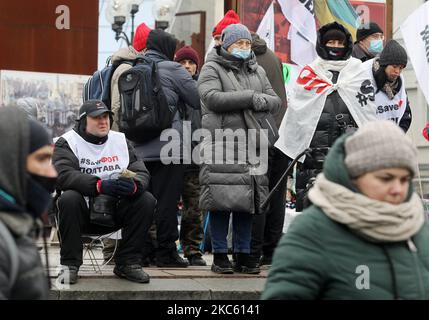 Ukrainische Unternehmer und Inhaber kleiner Unternehmen nehmen am 16. Dezember 2020 an einer Kundgebung in Kiew, Ukraine, Teil. Ukrainische Kleinunternehmer forderten die Behörden auf, restriktive Maßnahmen aufgrund der Coronavirus-Epidemie Covid-19 aufzuheben und Gesetzesvorlagen für ein vereinfachtes Steuersystem zu verabschieden, wie lokale Medien berichteten. (Foto von STR/NurPhoto) Stockfoto