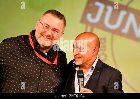 Domazlice, Tschechische Republik. 04.. November 2022. Der deutsche Schauspieler Erdogan Atalay, rechts, und der tschechische Schauspieler Bohdan Tuma während des Juniorfests in Domazlice, Tschechien, 4. November 2022. Kredit: Miroslav Chaloupka/CTK Foto/Alamy Live Nachrichten Stockfoto