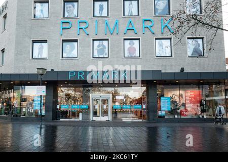 Primark Bekleidungsgeschäft geschlossen während der neuen Sperre. In den Niederlanden wurden während der neuen fünfwöchigen Sperre Geschäfte geschlossen, wie in Eindhoven zu sehen war. Tägliches Leben im Geschäftsviertel, Einkaufszentrum und auf den Plätzen der Stadt Eindhoven. Der niederländische Premierminister Mark Rutte kündigte Anfang dieser Woche die neuen Maßnahmen gegen die Ausbreitung des Covid-19-Virus an. Die niederländische Regierung verhängte die neuen Lockdown-Maßnahmen zur Bekämpfung der zweiten Welle der Coronavirus-Pandemie, wobei die Versammlungen begrenzt, aber auch die Geschäfte geschlossen wurden. Alle öffentlichen Plätze einschließlich Kindertagesstätten, Fitnessstudios, Schwimmbäder, Museen, Zoos, Kinos, h Stockfoto