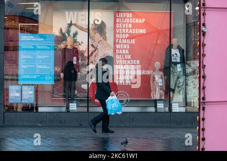 Primark Bekleidungsgeschäft geschlossen während der neuen Sperre. In den Niederlanden wurden während der neuen fünfwöchigen Sperre Geschäfte geschlossen, wie in Eindhoven zu sehen war. Tägliches Leben im Geschäftsviertel, Einkaufszentrum und auf den Plätzen der Stadt Eindhoven. Der niederländische Premierminister Mark Rutte kündigte Anfang dieser Woche die neuen Maßnahmen gegen die Ausbreitung des Covid-19-Virus an. Die niederländische Regierung verhängte die neuen Lockdown-Maßnahmen zur Bekämpfung der zweiten Welle der Coronavirus-Pandemie, wobei die Versammlungen begrenzt, aber auch die Geschäfte geschlossen wurden. Alle öffentlichen Plätze einschließlich Kindertagesstätten, Fitnessstudios, Schwimmbäder, Museen, Zoos, Kinos, h Stockfoto