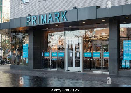 Primark Bekleidungsgeschäft geschlossen während der neuen Sperre. In den Niederlanden wurden während der neuen fünfwöchigen Sperre Geschäfte geschlossen, wie in Eindhoven zu sehen war. Tägliches Leben im Geschäftsviertel, Einkaufszentrum und auf den Plätzen der Stadt Eindhoven. Der niederländische Premierminister Mark Rutte kündigte Anfang dieser Woche die neuen Maßnahmen gegen die Ausbreitung des Covid-19-Virus an. Die niederländische Regierung verhängte die neuen Lockdown-Maßnahmen zur Bekämpfung der zweiten Welle der Coronavirus-Pandemie, wobei die Versammlungen begrenzt, aber auch die Geschäfte geschlossen wurden. Alle öffentlichen Plätze einschließlich Kindertagesstätten, Fitnessstudios, Schwimmbäder, Museen, Zoos, Kinos, h Stockfoto