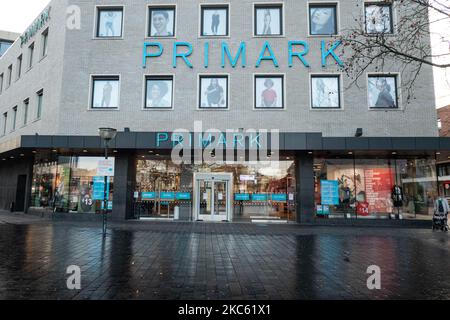 Primark Bekleidungsgeschäft geschlossen während der neuen Sperre. In den Niederlanden wurden während der neuen fünfwöchigen Sperre Geschäfte geschlossen, wie in Eindhoven zu sehen war. Tägliches Leben im Geschäftsviertel, Einkaufszentrum und auf den Plätzen der Stadt Eindhoven. Der niederländische Premierminister Mark Rutte kündigte Anfang dieser Woche die neuen Maßnahmen gegen die Ausbreitung des Covid-19-Virus an. Die niederländische Regierung verhängte die neuen Lockdown-Maßnahmen zur Bekämpfung der zweiten Welle der Coronavirus-Pandemie, wobei die Versammlungen begrenzt, aber auch die Geschäfte geschlossen wurden. Alle öffentlichen Plätze einschließlich Kindertagesstätten, Fitnessstudios, Schwimmbäder, Museen, Zoos, Kinos, h Stockfoto