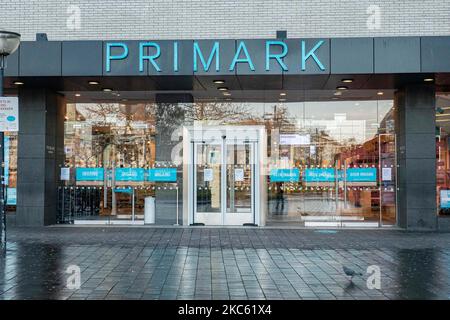 Primark Bekleidungsgeschäft geschlossen während der neuen Sperre. In den Niederlanden wurden während der neuen fünfwöchigen Sperre Geschäfte geschlossen, wie in Eindhoven zu sehen war. Tägliches Leben im Geschäftsviertel, Einkaufszentrum und auf den Plätzen der Stadt Eindhoven. Der niederländische Premierminister Mark Rutte kündigte Anfang dieser Woche die neuen Maßnahmen gegen die Ausbreitung des Covid-19-Virus an. Die niederländische Regierung verhängte die neuen Lockdown-Maßnahmen zur Bekämpfung der zweiten Welle der Coronavirus-Pandemie, wobei die Versammlungen begrenzt, aber auch die Geschäfte geschlossen wurden. Alle öffentlichen Plätze einschließlich Kindertagesstätten, Fitnessstudios, Schwimmbäder, Museen, Zoos, Kinos, h Stockfoto