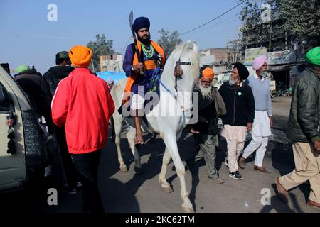 Ein Nihang (Sikh-Krieger) reitet auf seinem Pferd am 17. Dezember 2020, am Ort eines Protestes gegen die neu verabschiedeten Farmrechnungen an der Grenze zu Singhu bei Neu-Delhi, Indien. Zehntausende Bauern, die meisten aus Punjab und Haryana, protestieren seit 22 Tagen an wichtigen Eintrittspunkten in die Hauptstadt. (Foto von Mayank Makhija/NurPhoto) Stockfoto