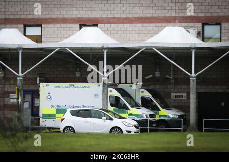 Eine allgemeine Ansicht des Borders General Hospital am 18. Dezember 2020 in Melrose, Schottland. Da alle Routineoperationen im Krankenhaus bis Ende des Jahres abgesagt wurden, kam dies, nachdem Schätzungen zufolge 22 Menschen mit einem Covid-Ausbruch in der Station 7 in Verbindung gebracht wurden. Die Region unterliegt nach wie vor Beschränkungen der Stufe 1, aber die Grenzen des nationalen Gesundheitsdienstes haben davor gewarnt, dass die Infektionsraten in der Region mit den Beschränkungen der Stufe 1 „nicht mehr vereinbar“ sind. (Foto von Ewan Bootman/NurPhoto) Stockfoto