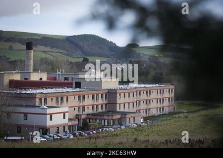 Eine allgemeine Ansicht des Borders General Hospital am 18. Dezember 2020 in Melrose, Schottland. Da alle Routineoperationen im Krankenhaus bis Ende des Jahres abgesagt wurden, kam dies, nachdem Schätzungen zufolge 22 Menschen mit einem Covid-Ausbruch in der Station 7 in Verbindung gebracht wurden. Die Region unterliegt nach wie vor Beschränkungen der Stufe 1, aber die Grenzen des nationalen Gesundheitsdienstes haben davor gewarnt, dass die Infektionsraten in der Region mit den Beschränkungen der Stufe 1 „nicht mehr vereinbar“ sind. (Foto von Ewan Bootman/NurPhoto) Stockfoto