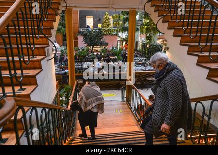 Menschen mit Gesichtsmaske im Powerscourt Townhouse Centre in Dublin. Am Freitag, den 18. Dezember 2020, in Dublin, Irland. (Foto von Artur Widak/NurPhoto) Stockfoto