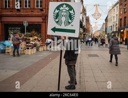 Eine Person hält ein Schild der Starbucks Coffee Company in der Grafton Street in Dublin. Am Freitag, den 18. Dezember 2020, in Dublin, Irland. (Foto von Artur Widak/NurPhoto) Stockfoto