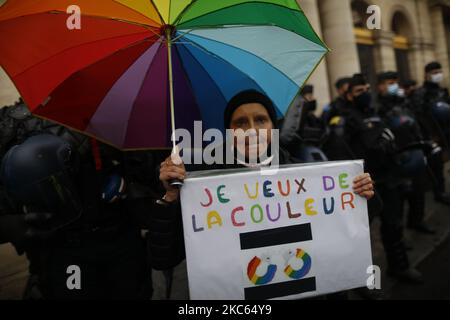 Die Menschen demonstrieren eine Front im 'Conseil d'Etat' Palais Royal gegen das vorgeschlagene Gesetz zur globalen Sicherheit, insbesondere gegen die Artikel, die darauf abzielen, die Kontrolle über Fotos und Videos von Polizisten in sozialen Netzwerken zu stärken. Paris, Frankreich, 19. Dezember 2020.(Foto von Mehdi Taamallah/NurPhoto) Stockfoto