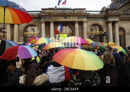 Die Menschen demonstrieren eine Front im 'Conseil d'Etat' Palais Royal gegen das vorgeschlagene Gesetz zur globalen Sicherheit, insbesondere gegen die Artikel, die darauf abzielen, die Kontrolle über Fotos und Videos von Polizisten in sozialen Netzwerken zu stärken. Paris, Frankreich, 19. Dezember 2020.(Foto von Mehdi Taamallah/NurPhoto) Stockfoto