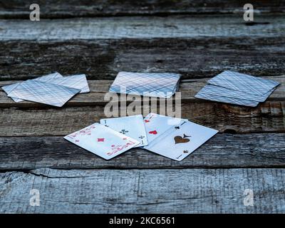 Spielkarten vier Asse. Ein Kartenspiel. Holztisch. Vier Asse. Gaming-Business. Glücksspiel. Hintergrundbild. Stockfoto