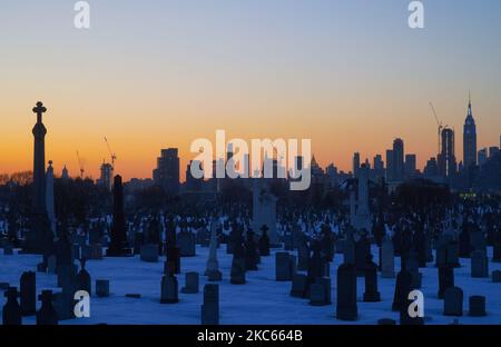 Eine Ansicht eines Friedhofs ist bei kaltem Wetter nach Schneetagen in Queens, New York, am 17. Dezember 2020 zu sehen. (Foto von Selcuk Acar/NurPhoto) Stockfoto