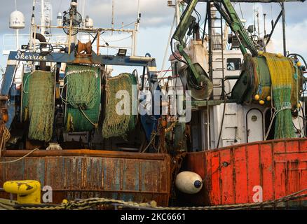 Fischerboote liegen im Hafen von Howth. Nach dem Brexit wird das Vereinigte Königreich nicht mehr Teil der EU-Fischereipolitik (GFP) sein. Als unabhängiger Küstenstaat wird es in vollem Umfang für die Bewirtschaftung der Fischerei in der britischen ausschließlichen Wirtschaftszone von 200 Meilen (einschließlich der Festlegung der zulässigen Gesamtfangmengen, der Verteilung von Quoten und der Bestimmung des Zugangs zur Fischerei) verantwortlich sein. Der Zugang von EU-Schiffen zu britischen Gewässern und umgekehrt ist jedoch Teil der laufenden Verhandlungen und eines künftigen Abkommens mit der EU. Laut Patrick Murphy, Vorsitzender der Irish South and West Fish Producers Organization Stockfoto