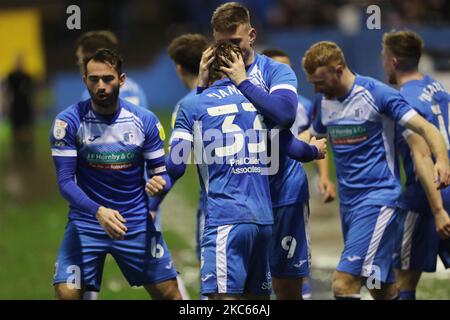 Barrows Luke James feiert mit seinen Teamkollegen, nachdem er am Samstag, den 19.. Dezember 2020, im Sky Bet League 2-Spiel zwischen Barrow und Cheltenham Town in der Holker Street, Barrow-in-Furness, ihr zweites Tor erzielt hat. (Foto von Mark Fletcher/MI News/NurPhoto) Stockfoto