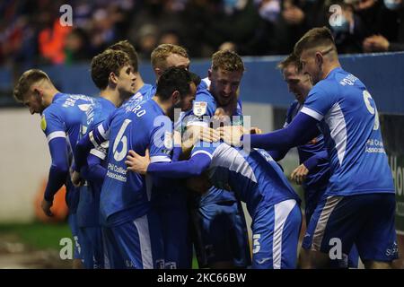 Barrows Luke James feiert mit seinen Teamkollegen, nachdem er am Samstag, den 19.. Dezember 2020, im Sky Bet League 2-Spiel zwischen Barrow und Cheltenham Town in der Holker Street, Barrow-in-Furness, ihr zweites Tor erzielt hat. (Foto von Mark Fletcher/MI News/NurPhoto) Stockfoto