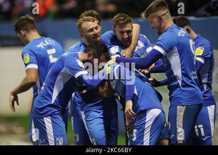 Barrows Luke James feiert mit seinen Teamkollegen, nachdem er am Samstag, den 19.. Dezember 2020, im Sky Bet League 2-Spiel zwischen Barrow und Cheltenham Town in der Holker Street, Barrow-in-Furness, ihr zweites Tor erzielt hat. (Foto von Mark Fletcher/MI News/NurPhoto) Stockfoto