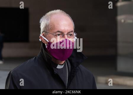 Justin Welby, Erzbischof von Canterbury, verlässt das BBC Broadcasting House im Zentrum von London, nachdem er am 20. Dezember 2020 in London, England, auf der Andrew Marr Show auftrat. Von heute an traten London, der Südosten und der Osten Englands in die Tier 4-Beschränkungen ein, ähnlich wie die letzte nationale Sperre, mit dem Befehl, zu Hause zu bleiben, dem Verbot der Vermischung von Haushalten, der Schließung aller nicht notwendigen Einzelhandels- und Geschäftsunternehmen und der Aufhebung der geplanten Lockerung der Regeln über fünf Tage um Weihnachten. (Foto von Wiktor Szymanowicz/NurPhoto) Stockfoto