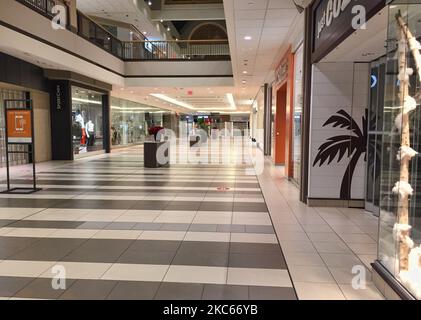 Leeres Einkaufszentrum mit geschlossenen Geschäften während der zweiten Sperre des neuen Coronavirus (COVID-19) in Toronto, Ontario, Kanada am 18. Dezember 2020. (Foto von Creative Touch Imaging Ltd./NurPhoto) Stockfoto