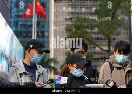 Die 12-köpfige Familie aus Hongkong, die auf dem chinesischen Festland festhält, wird bei einer Pressekonferenz am 21. Dezember 2020 in Hongkong, China, vor der Flagge von china und hongkong stehen sehen. 12 Hongkonger wurden von china verhaftet und eingesperrt, nachdem sie versucht hatten, nach taiwan zu fliehen. (Foto von Vernon Yuen/NurPhoto) Stockfoto