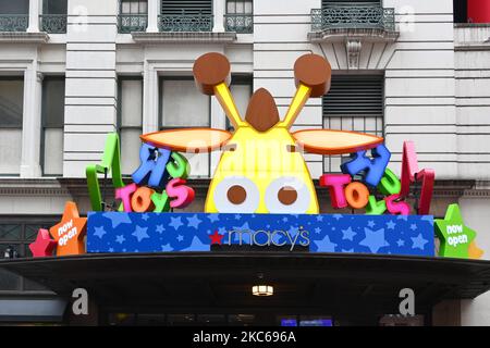 NEW YORK - .22 Okt 2022: Nahaufnahme des Torys R US Festzeltes im Macys Kaufhaus in Manhattan. Stockfoto