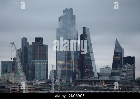 Die Türme des Finanzviertels der City of London stehen am 21. Dezember 2020 unter bewölktem Himmel in London, England. London verbrachte heute seinen zweiten Tag, der möglicherweise Monate unter den neu eingeführten „Tier 4“-Coronavirus-Beschränkungen sein könnte. Nach den Regeln der Stufe 4 müssen nicht unbedingt erforderliche Geschäfte und viele andere Unternehmen, einschließlich Fitnessstudios und Friseure, schließen, wobei die Leute angewiesen werden, sich außerhalb von ausgenommenen Umständen wie Reisen zur Arbeit oder zur Ausbildung zu Hause zu halten. Auch das Vermischen in Innenräumen zwischen Menschen in verschiedenen Haushalten ist unter der neuen Stufe verboten, was die Weihnachtspläne für einen großen Teil der p-Klasse aufwirft Stockfoto