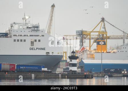 Die MV Delphine, ein Ro-Ro-Frachtschiff, das unter der Flagge Maltas operiert und am Hafen von Dublin angedockt ist. Angesichts der wachsenden Zahl von COVID-Fällen und einer gefährlich ansteckenden neuen COVID-Variante im Vereinigten Königreich werden die Fähren, die die Irische See überqueren, auf den Frachtverkehr im Rahmen des vorübergehenden Reiseverbots beschränkt sein. Am Montag, den 21. Dezember 2020, in Dublin, Irland. (Foto von Artur Widak/NurPhoto) Stockfoto