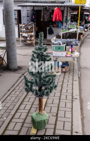 An einem kalten und grauen Wintertag wird ein kleiner Christabaum auf einem Straßenmarkt gesehen, während sich die Weihnachtsfeierlichkeiten während der teilweisen Sperrung durch das Coronavirus am 21. Dezember 2020 in Ostrowiec Swietokrzyski, Polen, nähern. Dicke Wolken bedecken den größten Teil Europas und schaffen eine trübe Tagesatmosphäre, was die pandemische Frustration im polnischen Provinzgebiet verstärkt. (Foto von Dominika Zarzycka/NurPhoto) Stockfoto