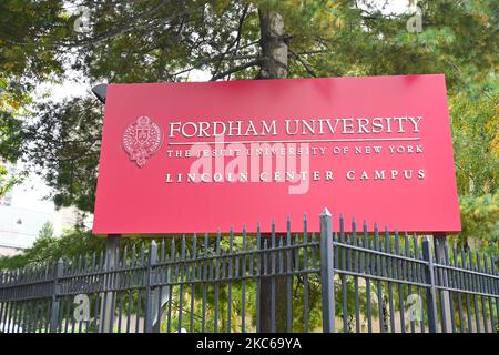 NEW YORK - .23. Okt 2022: Schild an der Fordham University, Lincoln Center Campus, in Midtown Manhattan. Stockfoto