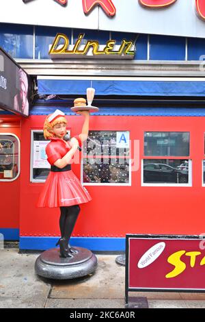 NEW YORK - .24 Okt 2022: Kellnerin Statue im Ellens Stardust Diner am Broadway, Heimat der weltberühmten singenden Kellner und einer umfangreichen Speisekarte von Ameri Stockfoto