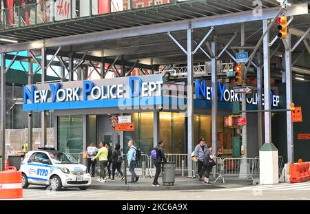 NEW YORK - 25. Okt 2022: New York Police Department (NYPD) Umspannstation am Times Square. Stockfoto