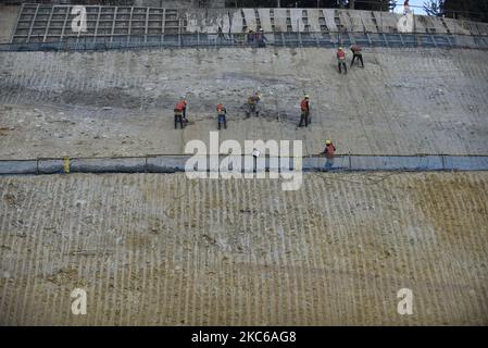 Nepalesische Arbeiter, die am Dienstag, den 22. Dezember 2020, an der Ausgrabungsstelle des ersten nepalesischen Straßen-Tunnelprojekts Sisnekhola-Dahchok (Nagadhunga) in Nagdhunga, Kathmandu, Nepal, arbeiten. (Foto von Narayan Maharjan/NurPhoto) Stockfoto