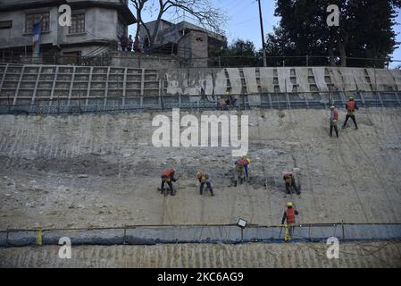 Nepalesische Arbeiter, die am Dienstag, den 22. Dezember 2020, an der Ausgrabungsstelle des ersten nepalesischen Straßen-Tunnelprojekts Sisnekhola-Dahchok (Nagadhunga) in Nagdhunga, Kathmandu, Nepal, arbeiten. (Foto von Narayan Maharjan/NurPhoto) Stockfoto