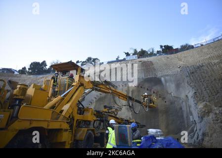 Nepalesische Arbeiter haben am Dienstag, den 22. Dezember 2020, auf dem Ausgrabungsgelände des ersten Straßen-Projekts Sisnekhola-Dahchok (Nagadhunga) in Nagdhunga, Kathmandu, Nepal, gedeutet. (Foto von Narayan Maharjan/NurPhoto) Stockfoto