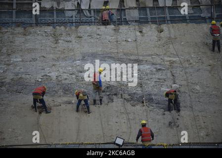 Nepalesische Arbeiter, die am Dienstag, den 22. Dezember 2020, an der Ausgrabungsstelle des ersten nepalesischen Straßen-Tunnelprojekts Sisnekhola-Dahchok (Nagadhunga) in Nagdhunga, Kathmandu, Nepal, arbeiten. (Foto von Narayan Maharjan/NurPhoto) Stockfoto