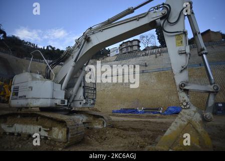 Nepalesische Arbeiter haben am Dienstag, den 22. Dezember 2020, auf dem Ausgrabungsgelände des ersten Straßen-Projekts Sisnekhola-Dahchok (Nagadhunga) in Nagdhunga, Kathmandu, Nepal, gedeutet. (Foto von Narayan Maharjan/NurPhoto) Stockfoto