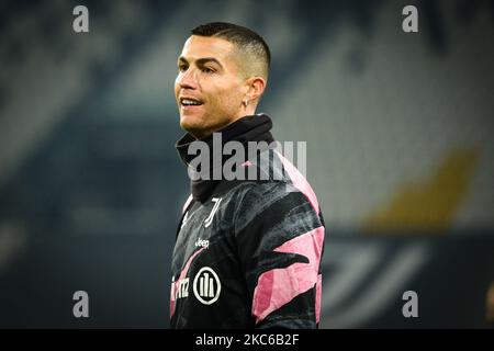 Cristiano Ronaldo von Juventus FC während des Serie-A-Spiels zwischen Juventus und ACF Fiorentina im Allianz-Stadion am 22. Dezember 2020 in Turin, Italien. Sportstadien in ganz Italien unterliegen aufgrund der Coronavirus-Pandemie weiterhin strengen Beschränkungen, da staatliche Gesetze zur sozialen Distanzierung Fans innerhalb von Veranstaltungsorten verbieten, was dazu führt, dass Spiele hinter verschlossenen Türen gespielt werden (Foto: Alberto Gandolfo/NurPhoto) Stockfoto