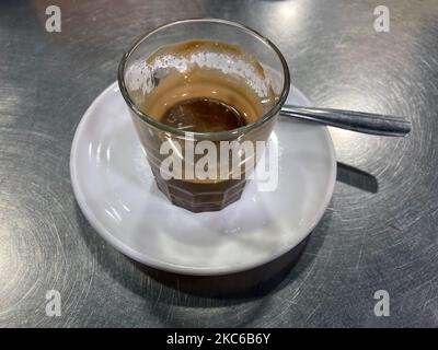 Café cortado im Glas in einer spanischen Bar Stockfoto