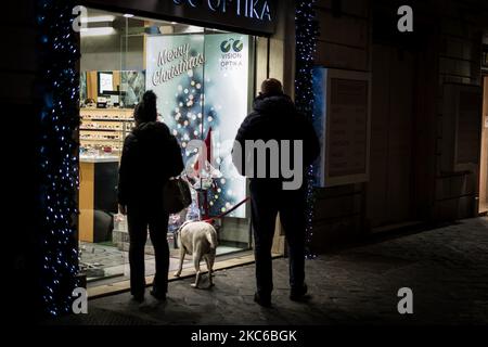 Am letzten Urlaubstag, am 23. Dezember 2020, gehen die Menschen in Rom, Italien, spazieren. Die italienische Regierung hat aufgrund des Coronavirus-Notfalls ab dem 24. Dezember eine teilweise landesweite Stilllegung für die meisten Feiertage angeordnet. (Foto von Andrea Ronchini/NurPhoto) Stockfoto