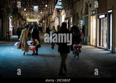 Am letzten Urlaubstag, am 23. Dezember 2020, gehen die Menschen in Rom, Italien, spazieren. Die italienische Regierung hat aufgrund des Coronavirus-Notfalls ab dem 24. Dezember eine teilweise landesweite Stilllegung für die meisten Feiertage angeordnet. (Foto von Andrea Ronchini/NurPhoto) Stockfoto
