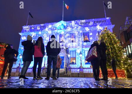 Das Herrenhaus in der Dawson Street, seit 1715 die offizielle Residenz des Oberbürgermeisters von Dublin, wurde für die Weihnachtszeit dekoriert. Am Mittwoch, den 23. Dezember 2020, in Dublin, Irland. (Foto von Artur Widak/NurPhoto) Stockfoto