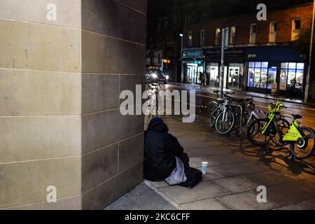 Ein Bettler, der vor dem Eingang des Swan Shopping Centers in Ratmines, Dublin, gesehen wurde. Am Mittwoch, den 23. Dezember 2020, in Dublin, Irland. (Foto von Artur Widak/NurPhoto) Stockfoto