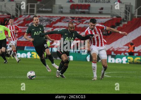 Lucas von Tottenham Hotspur wetteiferte um den Ball während des Carabao Cup Quarter Final Matches zwischen Stoke City und Tottenham Hotspur am Mittwoch, den 23.. Dezember 2020 im Britannia Stadium, Stoke-on-Trent. (Foto von Simon Newbury/MI News/NurPhoto) Stockfoto