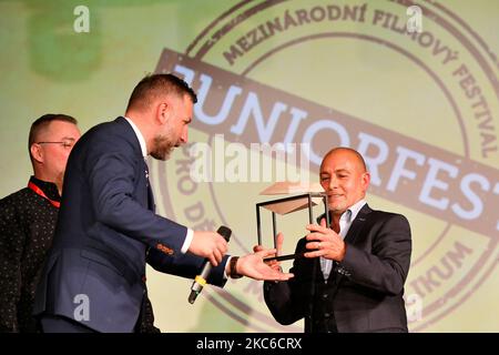 Domazlice, Tschechische Republik. 04.. November 2022. Deutscher Schauspieler Erdogan Atalay, rechts, mit Festivalpreis während des Juniorfests in Domazlice, Tschechien, 4. November 2022. Kredit: Miroslav Chaloupka/CTK Foto/Alamy Live Nachrichten Stockfoto