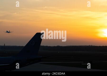 Silhouette eines abfliegenden Passagierflugzeugs, einer Ryanair Low-Cost-Fluggesellschaft Boeing 737-800 während der Sonnenuntergangszeit. Das abfliegende Flugzeug der irischen Billigfluggesellschaft, wie es beim Start und Flug von Eindhoven AUS GESEHEN WURDE, EIN EHEHH Airport in den Himmel mit magischer Stunde warmen orangen Farbpaletten. Die in Irland ansässige Billigfluggesellschaft FR RYR Ryan Air war die größte europäische Billigfluggesellschaft. Der weltweite Passagierverkehr ging während der Pandemie des Coronavirus Covid-19 zurück, da die Branche ums Überleben kämpfte, während die Passagiere während der Flüge obligatorische Sicherheitsmaßnahmen wie Gesichtsmask beibehalten. Eindhoven, Stockfoto