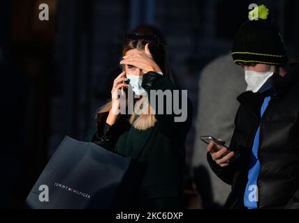 Shopper tragen Gesichtsmasken, die am Heiligabend in der Grafton Street im Stadtzentrum von Dublin zu sehen sind. Am Donnerstag, den 24. Dezember 2020, in Dublin, Irland. (Foto von Artur Widak/NurPhoto) Stockfoto