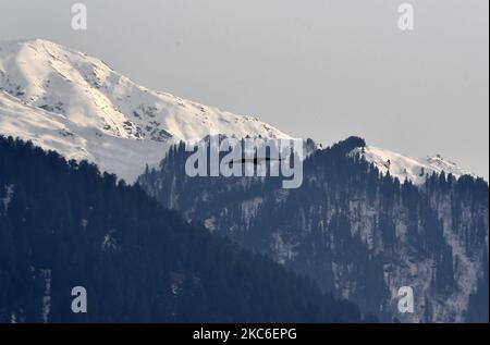 Ein Vogel fliegt an einem schneebedeckten Himalaya-Berg in Manali, Himachal Pradesh, Indien, vorbei, 25. Dezember 2020. (Foto von Indranil Aditya/NurPhoto) Stockfoto