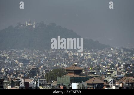 Ein Blick auf den Kathmandu Durbar Square, ein UNESCO-Weltkulturerbe, zusammen mit Swayambhunath Stupa vom im Bau befindlichen historischen Dharahara-Turm in Kathmandu, Nepal, am Donnerstag, 24. Dezember 2020. Dharahara-Turm, der während des verheerenden Erdbebens von 2015 zerstört wurde. (Foto von Narayan Maharjan/NurPhoto) Stockfoto