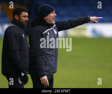 L-R Hayden Mullins Assistant Coach und Colchester United Manager Steve Ball während der Sky Bet League Two zwischen Southend United und Colchester United am 26.. Dezember 2020 im Roots Hall Stadium in Southend, Großbritannien (Foto: Action Foto Sport/NurPhoto) Stockfoto